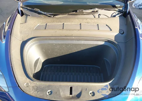 2025 Tesla Model Y Long Range Dual Motor Rear-Wheel Drive z USA, uszkodzony, nr VIN 7SAYGDED4SF256344